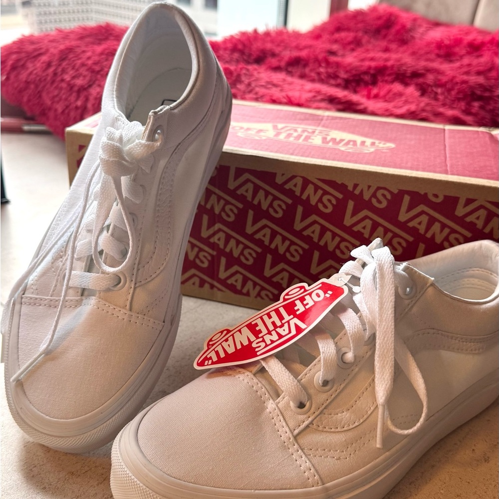 Vans All-White Old Skool Women’s Canvas Shoes size 7 or Men size 5.5